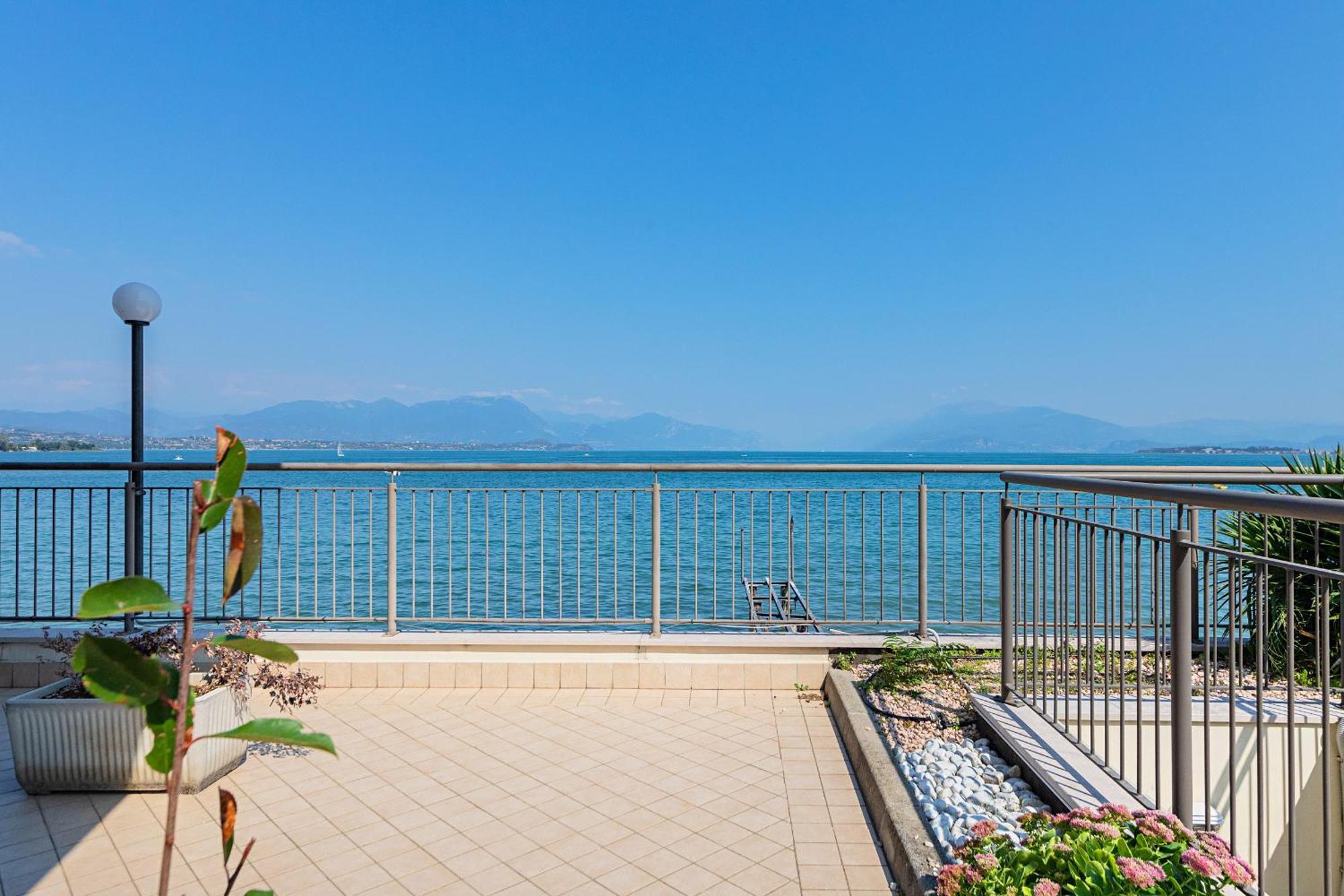 דסנזאנו דל גארדה Residenza Miralago By Wonderful Italy מראה חיצוני תמונה