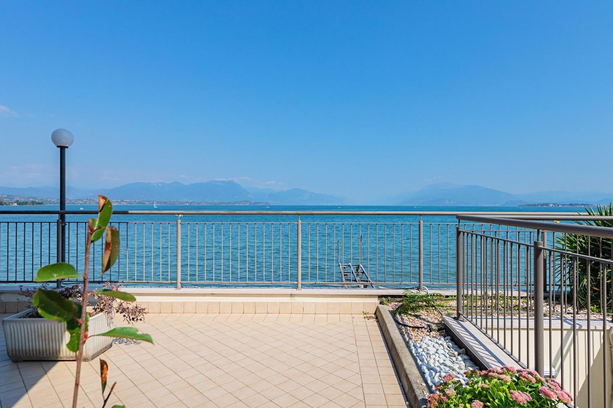 דסנזאנו דל גארדה Residenza Miralago By Wonderful Italy מראה חיצוני תמונה